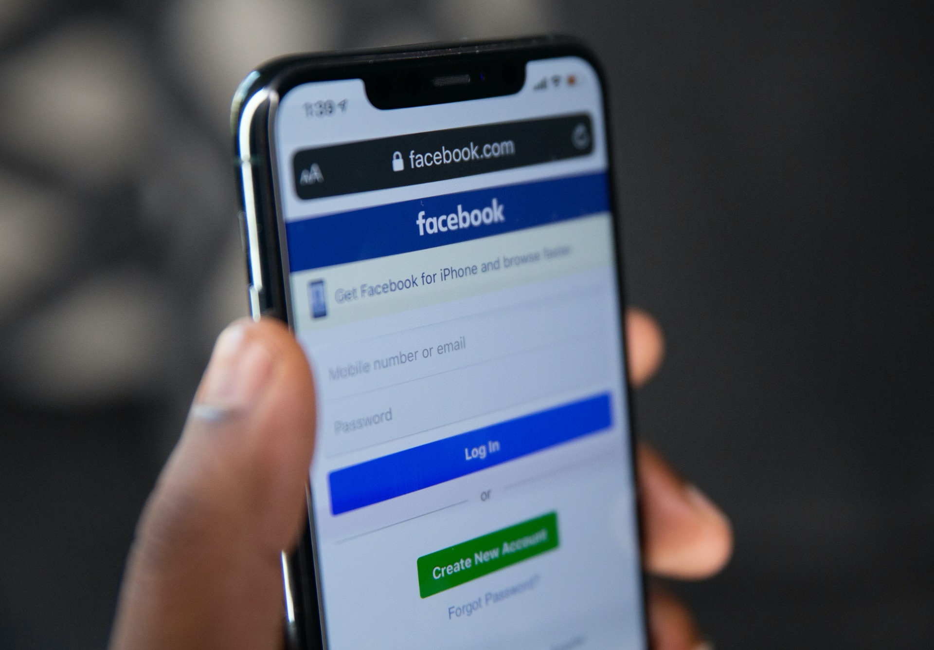 Uživatel před nákupem kliknul na více reklam - které Facebook přičte konverzi?